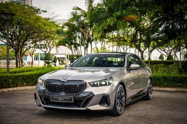 Việc chuyển từ nhập khẩu nguyên chiếc sang lắp ráp tại thị trường Đông Nam Á, cụ thể là Malaysia không chỉ giúp mẫu sedan điện hạng sang BMW i5 2026 giảm giá sâu tới 32.000 RM (khoảng 180 triệu đồng) mà còn mang đến những nâng cấp đáng giá về công nghệ vận hành.