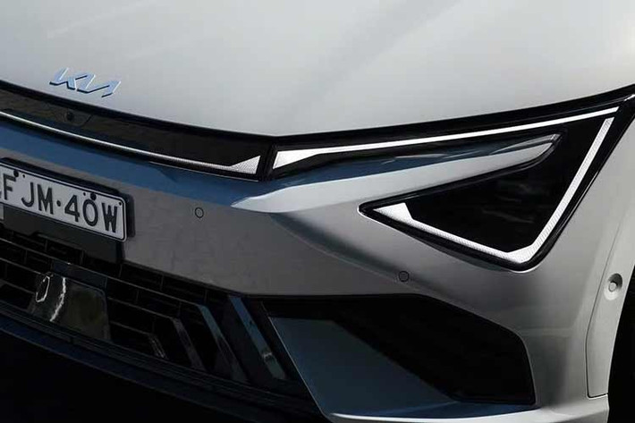 Một trong những điểm mới nổi bật nhất là Kia EV6 2026 được trang bị bộ pin lớn hơn. Bộ pin mới có dung lượng 84 kWh, thay thế cho bộ pin 77,4 kWh của phiên bản trước. Mẫu xe này cũng có hệ thống treo trước mềm hơn và thanh ổn định phía sau cứng hơn. Nhờ đó, các chế độ lái cũng được cải thiện, giúp xe vào cua chính xác hơn.