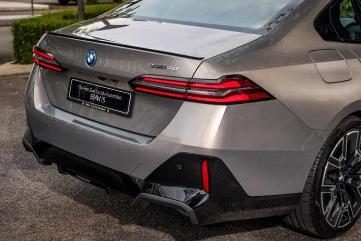 Điểm gây bất ngờ nhất trên phiên bản 2026 chính là phạm vi hoạt động (WLTP) đã được nâng từ 582 km lên tới 627 km. Sự cải thiện này đến từ việc nâng cấp bộ chuyển đổi silicon carbide cùng hệ thống quản lý nhiệt thông minh mới, giúp tối ưu hóa hiệu suất pin trong mọi điều kiện khí hậu.