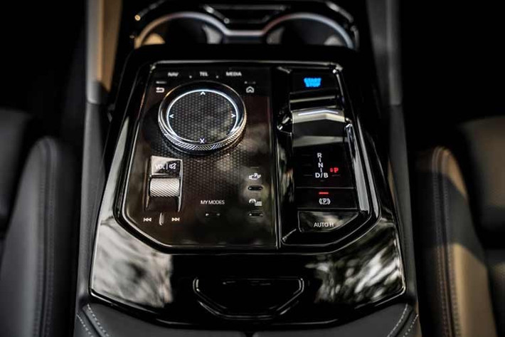 Xe vận hành trên nền tảng BMW OS 8.5 với QuickSelect, tích hợp dẫn đường tối ưu cho xe điện, ConnectedDrive, trợ lý ảo thông minh và Digital Key Plus sử dụng công nghệ UWB. “Trái tim” của xe vẫn là mô-tơ điện đặt ở cầu sau sản sinh công suất tối đa 340 mã lực, cho phép tăng tốc từ 0-100 km/h trong chỉ 6 giây.