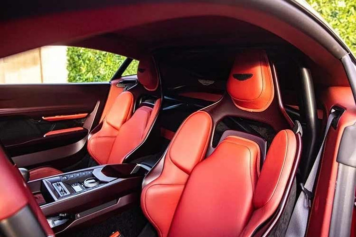 Xe có mức giá cũng "trên trời" không kém, phản ánh sự quý hiếm và trang bị của nó. Mọi thứ về chiếc Valiant đều toát lên vẻ "cực đoan". Mẫu xe này được trang bị động cơ V12 5.2 lít mạnh mẽ do Aston Martin tự chế tạo, sản sinh công suất 735 mã lực, cao hơn 30 mã lực so với Valour, và mô-men xoắn 555 pound-feet (753 Nm).