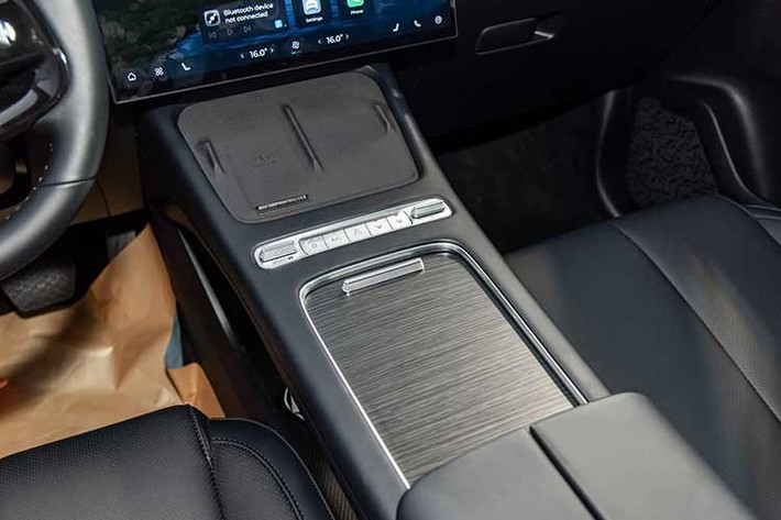 Ghế ngồi của Omoda C7 2026 tại Việt Nam được bọc da trơn kết hợp da lộn, đục lỗ thông hơi, với tính năng làm mát ghế và chỉnh điện đa hướng cho hàng trước. Riêng ghế lái có thêm nhớ vị trí.