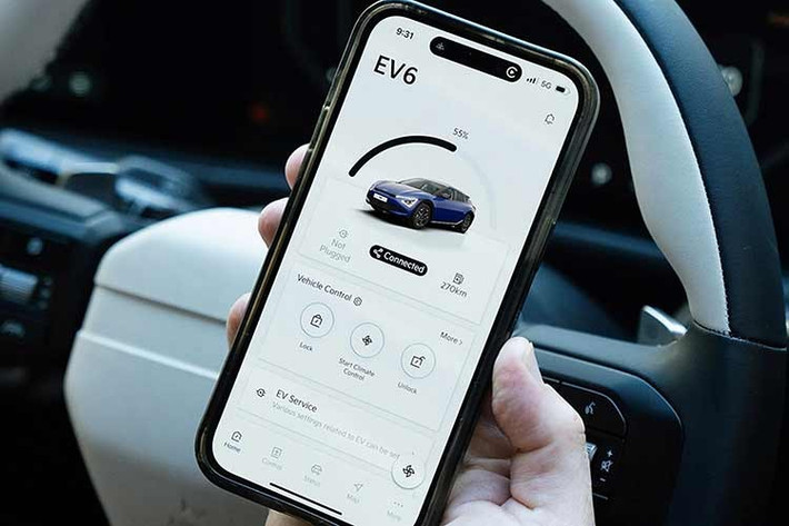 Trên trang web của Mỹ, Kia EV6 được liệt kê với các phiên bản Light RWD, Light Long Range RWD, Light Long Range AWD, Wind RWD, GT-Line RWD, Wind AWD và GT-Line AWD, với giá bán dao động từ 42.900 USD đến 58.900 USD (tương đương 64.045-87.935 AUD).