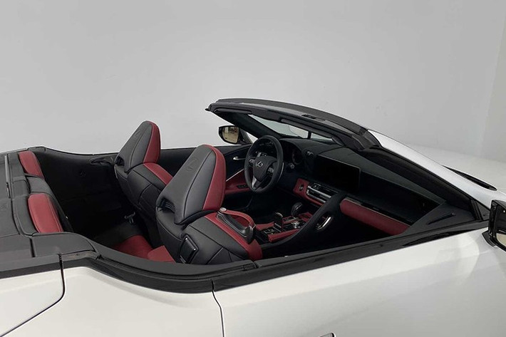 Dòng Inspiration Series có thể được trang bị tấm ốp bảo vệ gầm bằng sợi carbon, mâm xe đúc 21 inch toàn màu đen, cùng với viền mạ crôm tối màu... Chỉ có 350 chiếc Lexus LC 500 Convertible Inspiration Series 2026 được bán ra tại Bắc Mỹ.