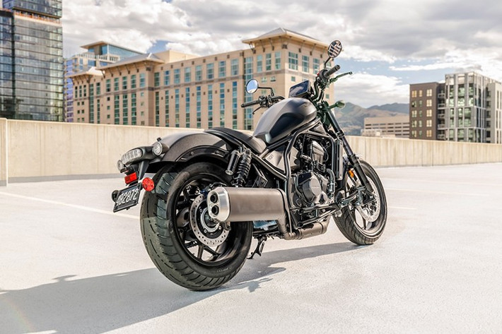 Đặc biệt, xe Honda Rebel 1100 2025 mới sắp ra mắt Việt Nam sẽ được trang bị hộp số ly hợp kép DCT, cho phép chuyển số tự động hoặc bằng nút bấm trên tay lái.