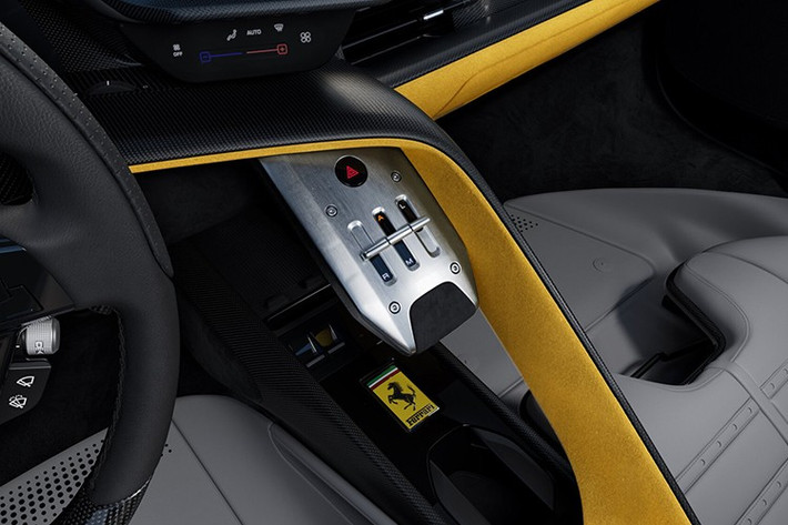 Đường trung tâm lấy cảm hứng từ ý tưởng F80, tích hợp họa tiết cổng chuyển số bằng kim loại trong khi lược bỏ các nút điều khiển phụ để có vẻ ngoài tối giản. Các tùy chọn bao gồm ghế ngồi thoải mái, với lớp bọc ghế điêu khắc phù hợp với hình dạng của buồng lái, hoặc ghế đua bằng sợi carbon nhẹ...