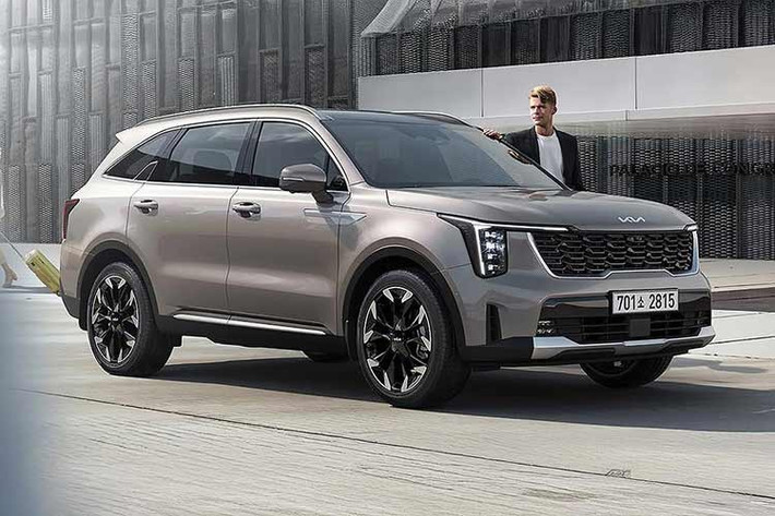 Tại thị trường Úc, Kia Sorento 2026 có giá bán khởi điểm từ 51.380 AUD (tương đương 35.500 USD - khoảng 909 triệu đồng). Tại thị trường Việt Nam, Kia Sorento thế hệ mới ra mắt hồi tháng 9/2025 với phiên bản cao cấp Signature, tùy chọn động cơ xăng hoặc dầu, bổ sung gói tùy chọn hệ dẫn động AWD.