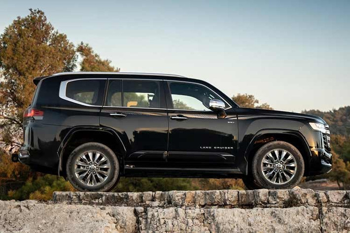 Theo thông tin mới nhất, Toyota Land Cruiser 300 HEV đã được DOE đưa vào danh sách các phương tiện điện hóa hợp lệ tại thị trường Philippines. Điều này đồng nghĩa với việc Land Cruiser 300 HEV sẽ đủ điều kiện hưởng các ưu đãi như ưu tiên đăng ký xe và miễn áp dụng chính sách hạn chế giao thông theo ngày khi ra mắt chính thức tại quốc gia này.