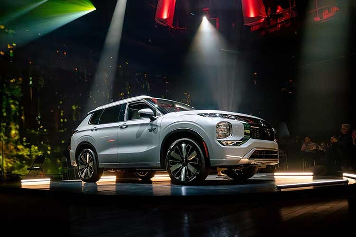 Sự chênh lệch giá bán giữa Mỹ và Canada được lý giải là do các yếu tố về chính sách thuế, phí nhập khẩu và định vị phân khúc tại từng quốc gia. Với những thay đổi tích cực, Outlander PHEV 2026 được kỳ vọng sẽ tiếp tục dẫn đầu phân khúc xe hybrid cắm sạc, đáp ứng nhu cầu chuyển dịch sang xe xanh của người dùng toàn cầu.