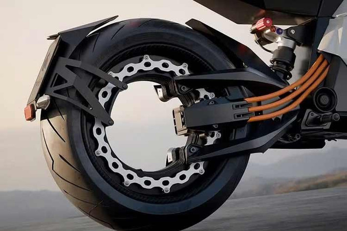 TS Pro sẽ được cung cấp hai phiên bản pin thể rắn. Phiên bản nhỏ dung lượng 18 kWh có trọng lượng khoảng 225 kg, cho phép sạc nhanh DC tới 100 kW, đi được 200 km chỉ trong 10 phút. Quãng đường tối đa được công bố lên tới 350 km/lần sạc, tùy theo phong cách lái và điều kiện sử dụng.