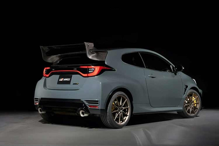 Ngoại hình của xe gây ấn tượng với cánh gió sau bằng sợi carbon cỡ lớn, nắp ca-pô bằng vật liệu nhẹ, ốp hông và cản trước khí động học, kết hợp cùng bộ mâm hợp kim màu đồng mờ và cùm phanh sơn vàng nổi bật. Toyota còn bổ sung màu sơn đặc biệt Gravel Khaki, tăng thêm dấu ấn cá nhân cho mẫu xe giới hạn.