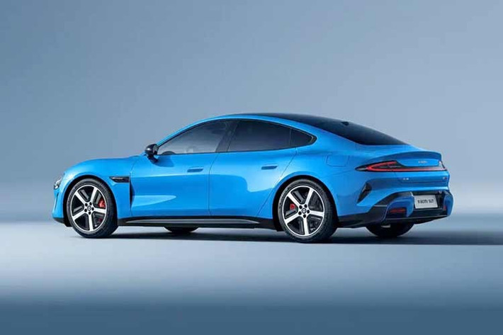 Những thay đổi khác của Xiaomi SU7 2026 bao gồm lốp sau được tăng bề rộng từ 245 mm lên 265 mm trong khi lốp trước vẫn giữ ở mức 245 mm. Cùm phanh trước cố định 4 piston là trang bị tiêu chuẩn cho SU7, cùng với thiết kế lưới tản nhiệt trước được tối ưu hóa trên nền kiểu dáng quen thuộc.