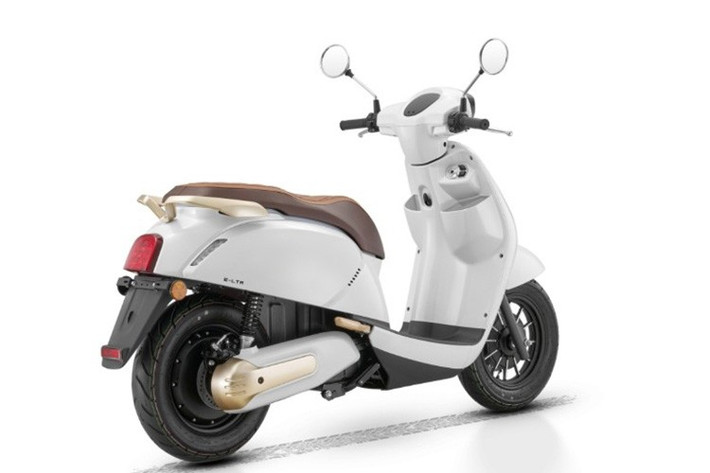 Ngoài ra, xe còn sử dụng bộ pin lithium-ion 74 Volt, dung lượng 27 Ah, cung cấp quãng đường di chuyển lên đến 105 km cho mỗi lần sạc đầy.