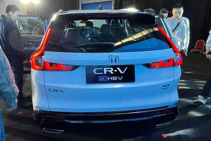 Về ngoại hình, Honda CR-V e:HEV mới không thay đổi quá nhiều mà vẫn duy trì thiết kế với kiểu dáng đậm chất thể thao nổi bật của thế hệ thứ 6 với thân xe trông uy vệ, mạnh mẽ nhưng không kém phần sang trọng.