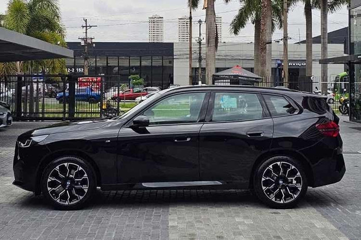 Nhờ mức giá mới này, việc cạnh tranh với Mercedes-Benz GLC 300 trở nên sòng phẳng hơn dù có mức giá cao hơn khoảng 60 triệu đồng. Trước đó, BMW X3 mới tại Việt Nam chỉ có bản 20 M Sport. Việc bổ sung biến thể 30 giúp dải sản phẩm hoàn thiện hơn, đáp ứng nhóm khách hàng tìm kiếm hiệu suất cao hơn nhưng vẫn giữ phong cách quen thuộc.