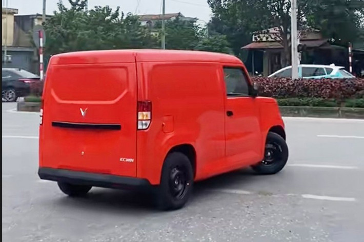 Giá bán niêm yết của mẫu xe tải điện Vinfats EC Van 2026 sẽ là 285 triệu đồng, khiến mẫu xe này trở thành một trong những mẫu ôtô điện rẻ nhất thị trường Việt Nam hiện nay và thấp hơn nhiều so với các đối thủ cùng phân khúc.