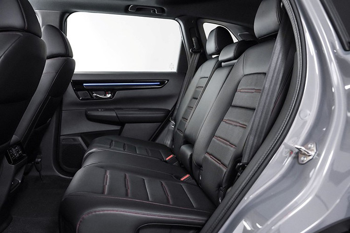 Honda cũng mang đến một lựa chọn màu ngoại thất mới – xám ngọc trai Urban Grey – dành riêng cho hai phiên bản RS. Riêng bản e:HEV RS có nhiều thay đổi về thiết kế nhằm tăng tính thể thao như cản trước và sau màu đen, ốp hông cùng tay nắm cửa đồng bộ tông màu tối.