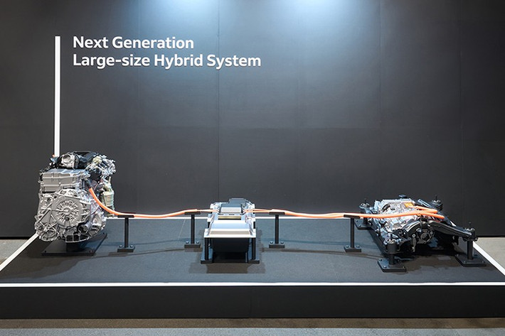 Xe sử dụng nền tảng riêng phát triển từ dòng N-Series, tích hợp pin mỏng đặt giữa khung sàn giúp trọng tâm thấp, tăng độ ổn định và cảm giác lái chính xác.