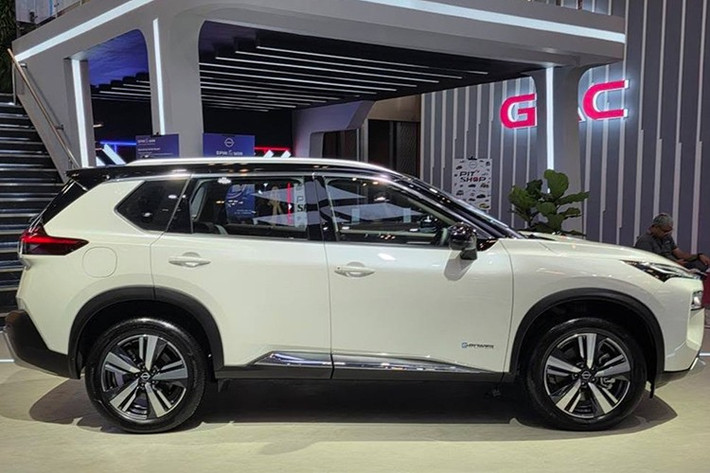 Về mặt thiết kế, X-Trail T33 giữ dáng vẻ hiện đại và cứng cáp với chiều dài tổng thể 4.660 mm, rộng 1.840 mm và cao 1.720 mm, chiều dài cơ sở đạt 2.706 mm. So với thế hệ trước (T32), xe được mở rộng nhẹ ở cả chiều dài và chiều rộng, mang lại không gian nội thất rộng rãi hơn cho ba hàng ghế.