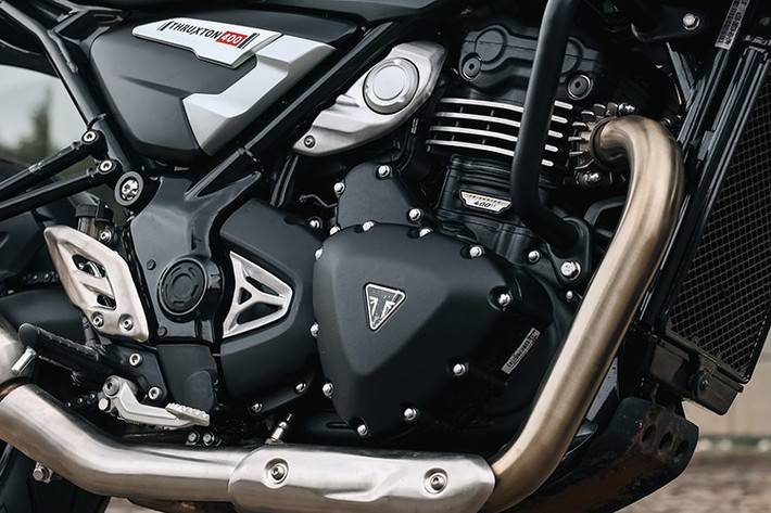 Trọng lượng Thruxton 400 là 176 kg, bình xăng 13 lít kiểu đua với nắp Monza, chiều cao yên 795 mm - lý tưởng cho phần đông người lái cỡ trung.