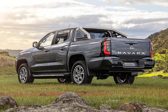 Các phiên bản thấp hơn đi kèm khóa vi sai cầu sau điện tử và sử dụng hệ thống Easy 4WD (chỉ gài cầu khi cần thêm lực kéo). Về khả năng chở hàng, Navara mới dao động từ 950 đến 1.047 kg tùy phiên bản
