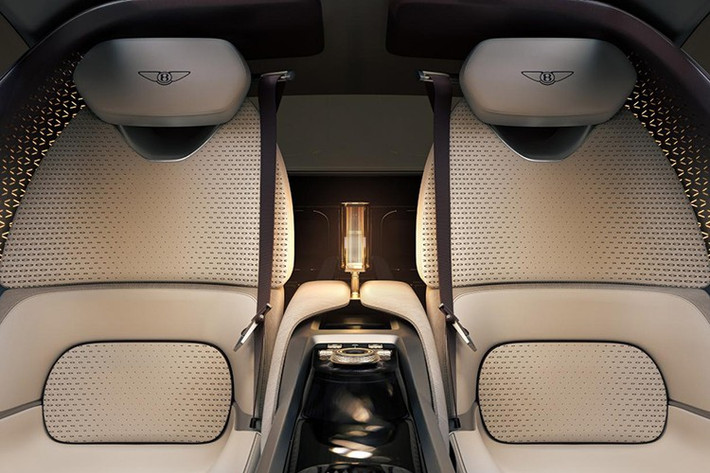 Dù chia sẻ một số chi tiết điều khiển từ các thương hiệu cùng tập đoàn Volkswagen như Audi, nhưng tất cả đều được Bentley cá nhân hóa bằng vật liệu da thượng hạng và kim loại đánh bóng tinh xảo, mang lại không gian xa hoa tối thượng cho người sử dụng.