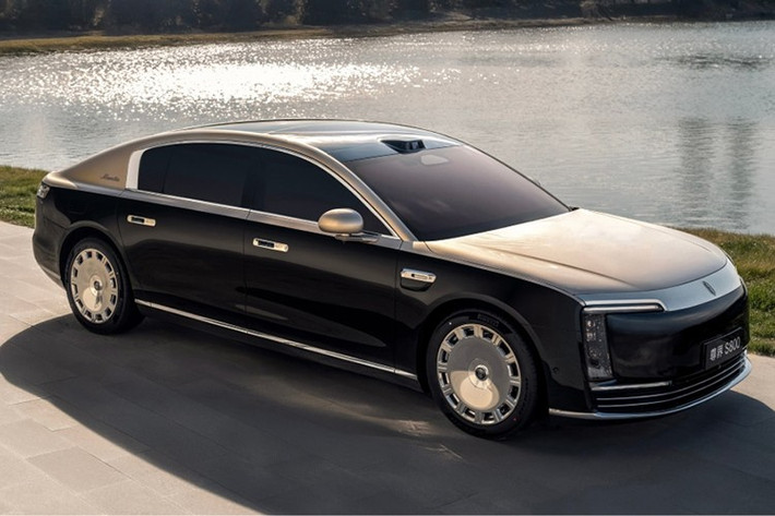 Trong khi đó, thương hiệu đối thủ YangWang thuộc tập đoàn BYD của Trung Quốc cũng đang tiến vào phân khúc xe có giá 6 chữ số với những sản phẩm như U8. Hãng cũng cung cấp mẫu xe YangWang U7 được định vị thấp hơn một chút với giá từ 628.000-708.000 Nhân dân tệ (89.200-100.600 USD).