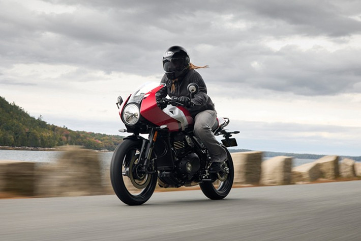 Động cơ kết hợp với hộp số 6 cấp có ly hợp hỗ trợ và chống trượt, truyền lực tới bánh sau qua xích. Hệ thống này mang lại cảm giác vận hành mượt mà, linh hoạt, vừa đủ mạnh để di chuyển trên đường phố lẫn đường trường ngắn.