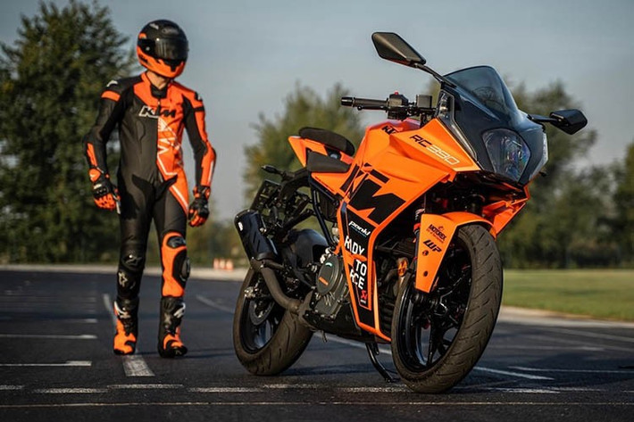 Tuy nhiên việc sản xuất sẽ tiếp tục cho thị trường Ấn Độ, nơi KTM cho biết nhu cầu đối với RC 390 vẫn đủ mạnh để duy trì việc sản xuất mẫu xe này. Hiện tại, Ấn Độ là khu vực duy nhất mà doanh số bán hàng đủ để duy trì hoạt động sản xuất, điều này rất thuận lợi vì đây là nơi đặt trụ sở của công ty mẹ KTM, Bajaj.