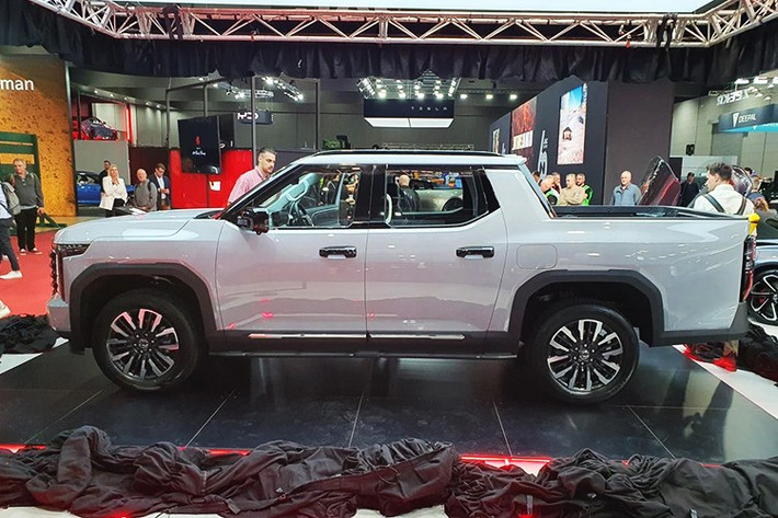 Sau BYD, MG trở thành cái tên tiếp theo của Trung Quốc gia nhập thị trường bán tải tầm trung với mẫu MG U9. Đây không phải bán tải đầu tiên của hãng, nhưng lại là mẫu xe đầu tiên được MG phân phối tại Úc và dự kiến mở rộng sang Đông Nam Á.