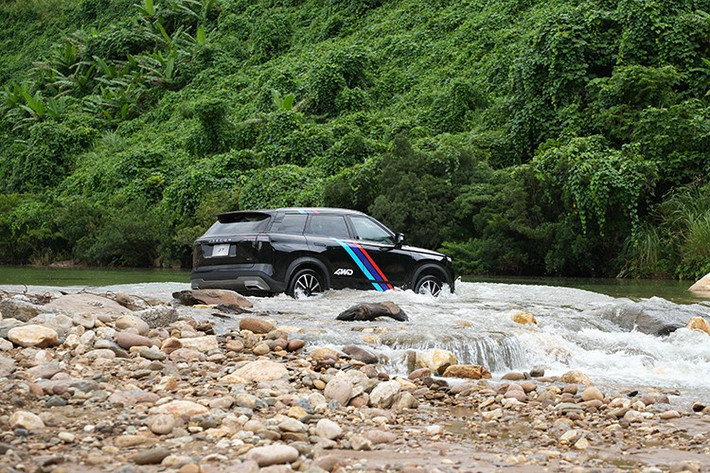 Dự kiến ra mắt Việt Nam vào cuối năm 2025, Jaecoo J7 AWD Individual được ra đời nhằm phục vụ nhu cầu off-road của người dùng. Điểm nhấn của mẫu xe này đương nhiên nằm ở hệ dẫn động 4 bánh toàn thời gian AWD. Theo nhà sản xuất, hệ dẫn động AWD của mẫu SUV cỡ C này có thời gian phản hồi dưới 0,1 giây.