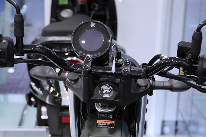 Tình trạng "kênh giá" xe máy Yamaha PG-1 không mới. Vào cuối năm 2023, khi Yamaha lần đầu đưa mẫu naked underbone độc lạ này về Việt Nam, giá chênh 1-3 triệu đồng đã xuất hiện ngay từ những ngày đầu.