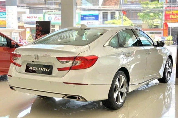 Honda Accord: 5 xe ﻿Tháng 10/2025 chứng kiến sự trở lại của Honda Accord ở vị trí số 1 trong top 10 ô tô bán kém nhất Việt Nam. Doanh số của mẫu sedan hạng D này đạt 5 chiếc, không tăng, không giảm so với tháng liền trước. Việc Honda Accord có mặt trong top 10 này đã không còn gây bất ngờ. Sở dĩ mẫu xe này bị người Việt lạnh nhạt vì giá cao, khởi điểm từ 1,319 tỷ đồng, chỉ có 1 phiên bản, cộng với thiết kế và trang bị đã lâu không được nâng cấp.