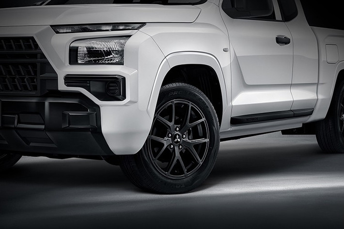 Giống như các biến thể đó, mẫu bán tải Triton Street mới nhà Mitsubishi cũng được trang bị hệ thống Giảm thiểu Va chạm Phía trước (FCM) có khả năng phát hiện người đi bộ, hoạt động như một dạng Phanh Khẩn cấp Tự động (AEB).