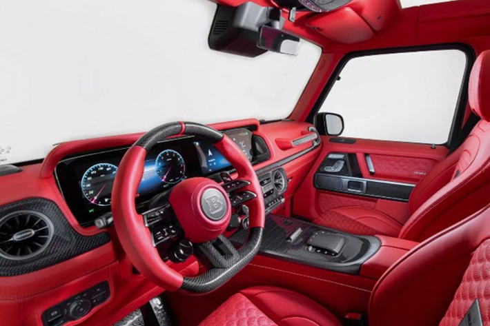 Không gian nội thất của xe được tùy biến toàn diện với chất liệu da cao cấp, chi tiết carbon, lẫy chuyển số mới và hệ thống Airscarf sưởi ấm vùng cổ.