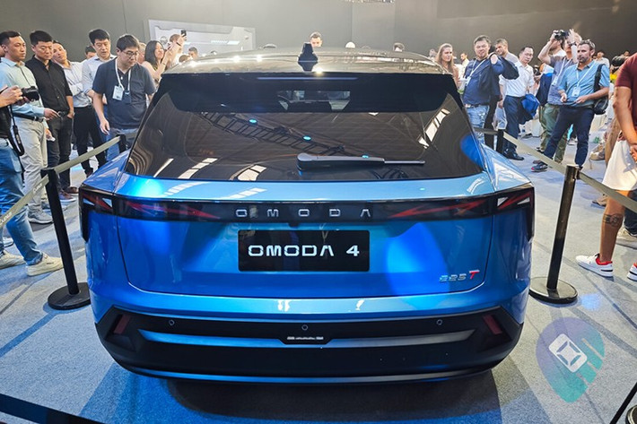 Omoda O4 gây ấn tượng với thiết kế gợi liên tưởng đến siêu xe Lamborghini Urus, bao gồm cả màu sơn ngoại thất. Mẫu xe này được trang bị hệ thống đèn trước 2 tầng với dải đèn LED ban ngày thanh mảnh nằm phía trên cụm đèn pha chính. Nằm chính giữa đầu xe là tấm ốp màu đen bóng với khe hút gió hẹp nằm phía trên giá lắp biển số.