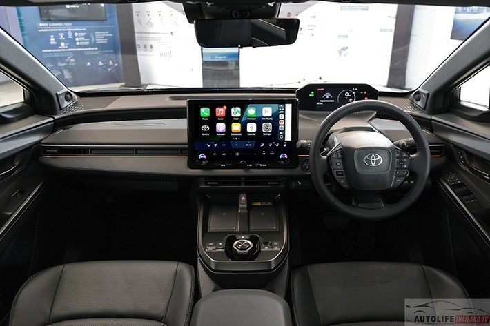 Khoang nội thất của BZ4X được trang bị nhiều tiện nghi hiện đại như ghế da chỉnh điện 8 hướng tích hợp nhớ vị trí, điều hòa tự động hai vùng với lọc bụi PM2.5 và công nghệ Nanoe.