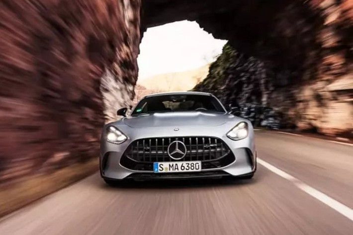 Tại thị trường Việt Nam, mẫu xe thể thao Mercedes-AMG GT 63 sẽ là đối thủ cạnh tranh trực tiếp với "người đồng hương" Porsche 911 S 992.2, ấn tượng của chiếc xe mang thương hiệu ngôi sao 3 cánh là động cơ V8 mạnh 577 mã lực.
