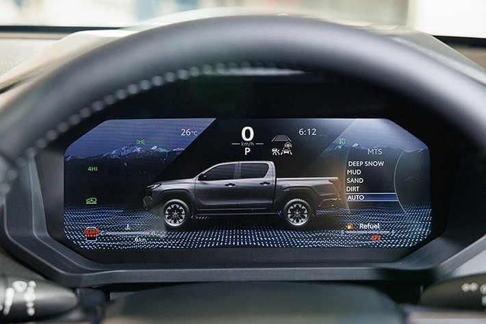 Trang bị tiện nghi của mẫu xe bán tải Hilux 2026 nhà Toyota được nâng tầm với điều hòa tự động hai vùng, sạc không dây, phanh tay điện tử, nhiều cổng USB, nội thất bọc da Softex và hệ thống âm thanh 8 loa.