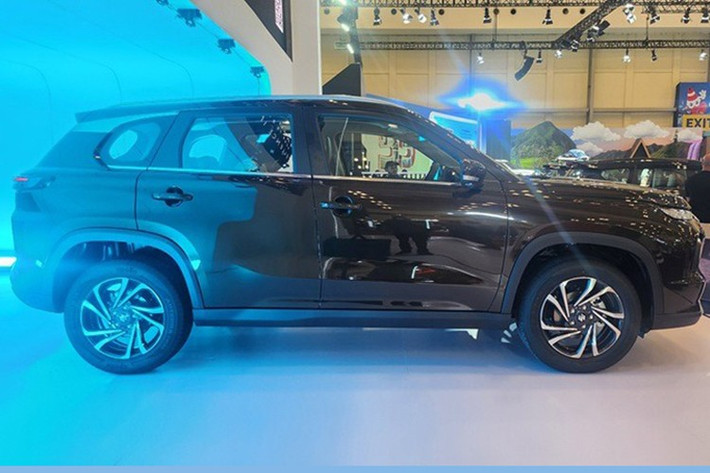 Về ngoại hình, Suzuki chỉ bổ sung màu sơn Pearl Cave Black cho Grand Vitara 2025 - điều này hướng tới nhóm khách hàng ưa phong cách thể thao. Xe vẫn giữ kích thước không thay đổi, với chiều dài x rộng x cao lần lượt là 4.345 x 1.795 x 1.645 mm, trục cơ sở dài 2.600 mm và khoảng sáng gầm 210 mm.