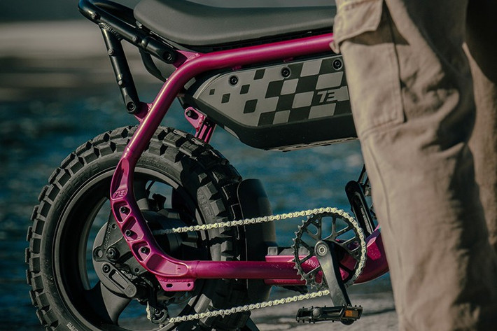 Xe được tích hợp pin 52V, 10 Ah cho quãng đường vận hành khoảng 32 km/lần sạc. Xe cũng có sẵn khay pin phụ để có thể gắn thêm một pin, nhờ đó tăng quãng đường vận hành cho một lần sạc đầy lên tới 65 km.