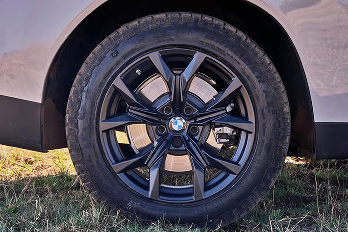 Trong những năm gần đây, các mẫu xe BMW với thiết kế theo phong cách BoF là chiếc hatchback điện i3. Nhà sản xuất Đức đã thiết kế kiến ​​trúc LifeDrive cho ứng dụng này, với LifeDrive bao gồm Life Module (thân xe) và Drive Module (khung xe). Với mẫu 700 và Neue Klasse nguyên bản, nhà sản xuất ô tô đã bắt đầu áp dụng kết cấu unibody.