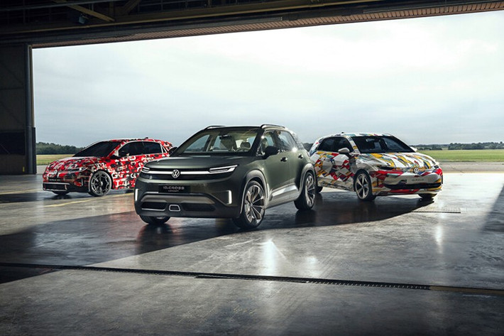 Dự kiến ra mắt vào mùa hè năm sau, Volkswagen ID. Cross bản thương mại được dự đoán sẽ không thay đổi nhiều so với xe concept trưng bày tại Triển lãm Ô tô Munich 2025. Volkswagen thậm chí nhấn mạnh cả chi tiết tay nắm cửa bên trong đã sẵn sàng để sản xuất hàng loạt.