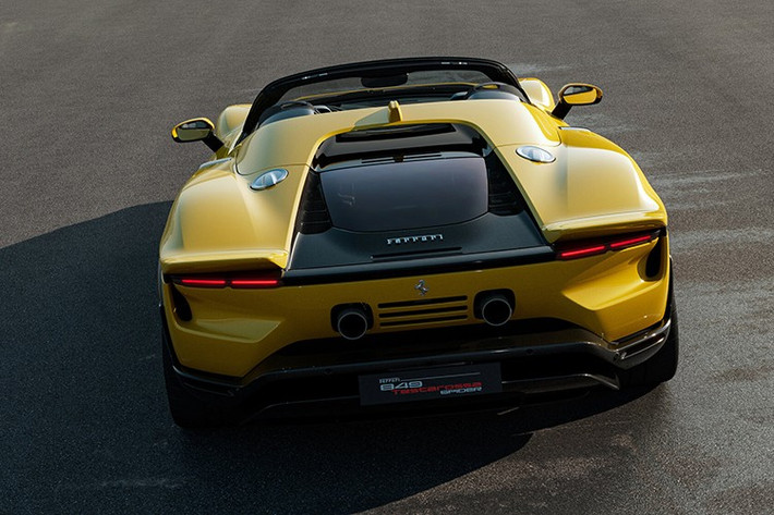 Các yếu tố khí động học chủ động được tích hợp liền mạch vào thân xe được điêu khắc tinh xảo, tạo nên những đường nét cân bằng giữa sự thanh lịch và mạnh mẽ.