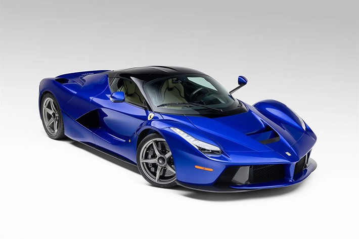 LaFerrari ra mắt lần đầu tại Triển lãm Ô tô Geneva năm 2013 với tư cách là hypercar hybrid đầu tiên của Ferrari, kết hợp động cơ V12 hút khí tự nhiên 6,3L với hệ thống HY-KERS lấy cảm hứng từ F1.