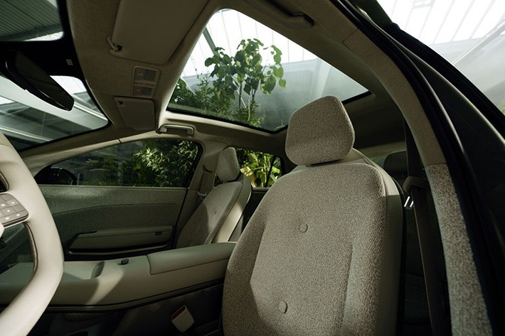 Nếu không muốn bị choáng ngợp bởi quá nhiều thông tin, người dùng chỉ cần đặt điện thoại úp xuống khay sạc không dây. Khi đó, màn hình sẽ chuyển sang chế độ “Calm Status”, chỉ hiển thị các thông tin cần thiết.