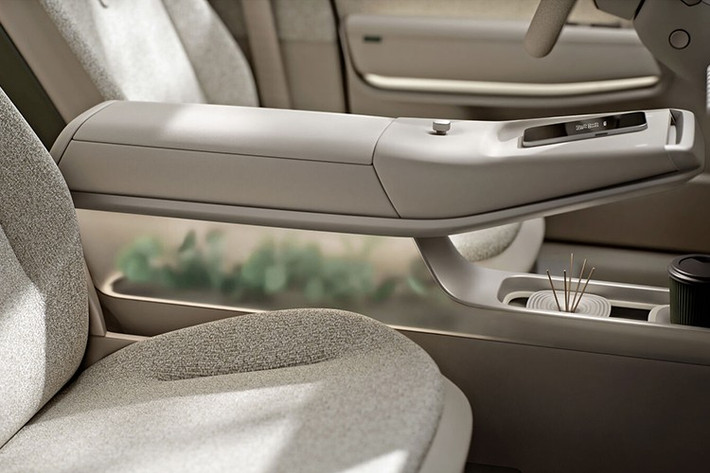 Để tạo không gian thư giãn, Volkswagen dùng ánh sáng viền, các bề mặt bọc nỉ cũng như tông màu be Vanilla Chai lấy cảm hứng từ thời trang Paris và nội thất cao cấp. Ghế trước và sau có thể gập phẳng hoàn toàn, cho phép người ngồi nghỉ ngơi. Phần tựa lưng được hoàn thiện bằng chất liệu mà Volkswagen ví như “thảm yoga êm ái”.