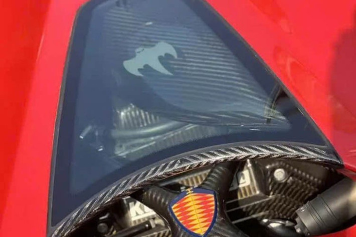 Koenigsegg CCX sử dụng động cơ nhôm V8, dung tích 4,7 lít siêu nạp kép cho công suất cực đại 806 mã lực và mô-men xoắn đạt 920 Nm. Tất cả sức mạnh trên được truyền qua hộp số sàn hoặc hộp số tuần tự 6 cấp.