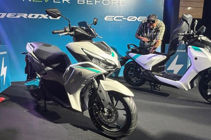 Yamaha Aerox E 2026 mới là dòng xe máy điện hoàn toàn mới được giới thiệu lần đầu tại thị trường Ấn Độ và hướng tới phân khúc xe điện có thiết kế maxi-scooter đặc trưng. Với thiết kế này, xe vừa linh hoạt cho nhu cầu di chuyển hàng ngày trên đường phố, lại rất thoải mái cho các chuyến đi ra ngoại ô.