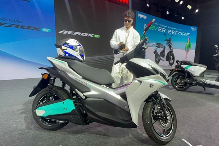 Yamaha cũng đảm bảo Aerox E đem tới người sử dụng những trải nghiệm lái xe phấn khích tương tự những mẫu tay ga xăng khác với hàng loạt các trang bị ấn tượng. Xe được tích hợp hệ thống phanh đĩa cho cả bánh trước và bánh sau kèm ABS cho phía trước và hệ thống kiểm soát lực kéo TCS.